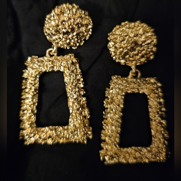 Jewelry - Fashionable earrings